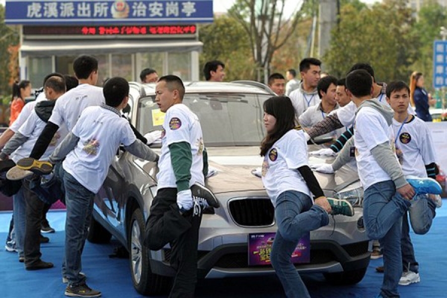 7h30 de souffrance sur une jambe pour remporter une voiture, c’est en Chine