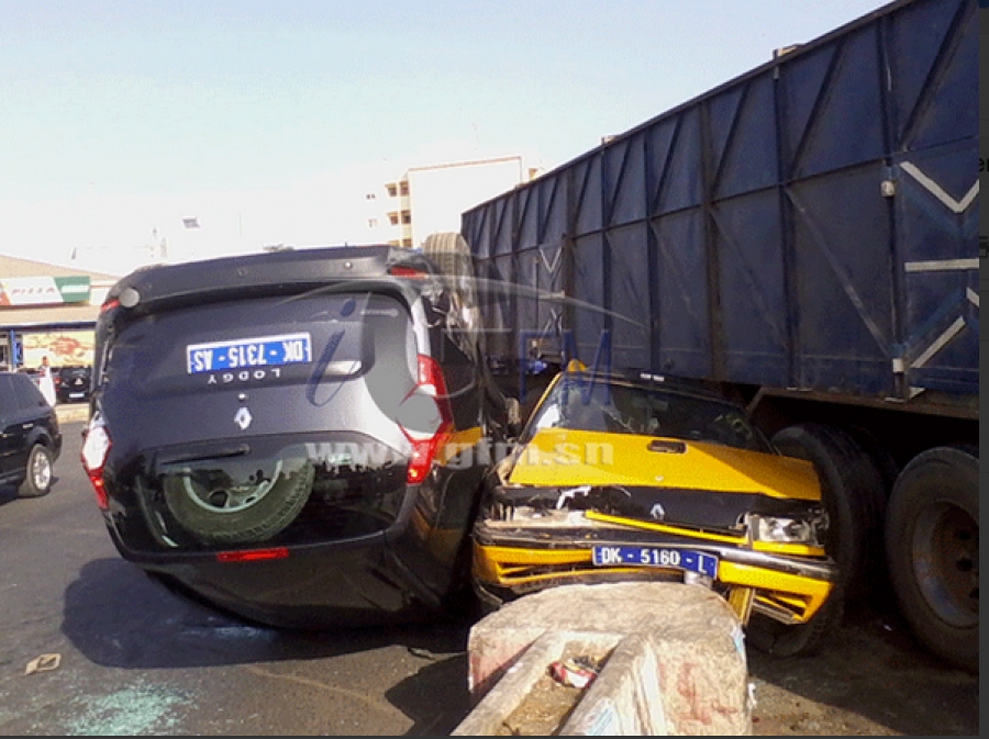 Accident sur l'avenue Cheikh Anta Diop:Un camion fou termine sa course sur un taxi