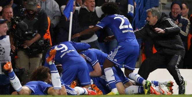 [Photos] Demba Ba , le roi du Stamford Bridge: il marque, il prie et fait courir Mourinho comme un fou