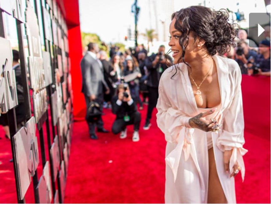 Photos-Rihanna se déchaîne sur le tapis rouge des MTV Movie Awards