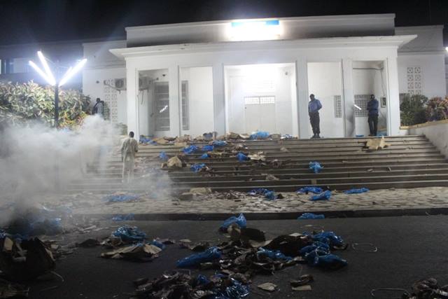 Photos - Ucad: Les étudiants mettent le feu au campus !