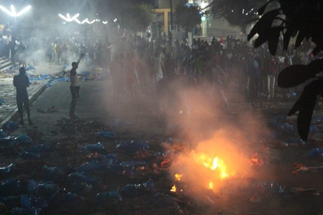 Photos - Ucad: Les étudiants mettent le feu au campus !