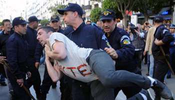 Algérie: Manifestation anti-Bouteflika à Alger un an ferme requis contre deux jeunes