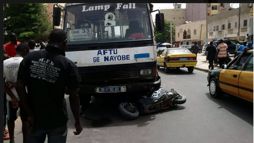 Accident à Grand Yoff- Un scooter se retrouve sous un bus