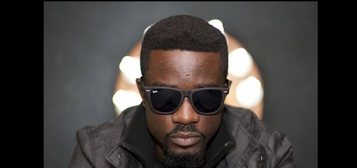 Sarkodie: Une fille le vénère lors du concert Ghana meets Naija (vidéo)