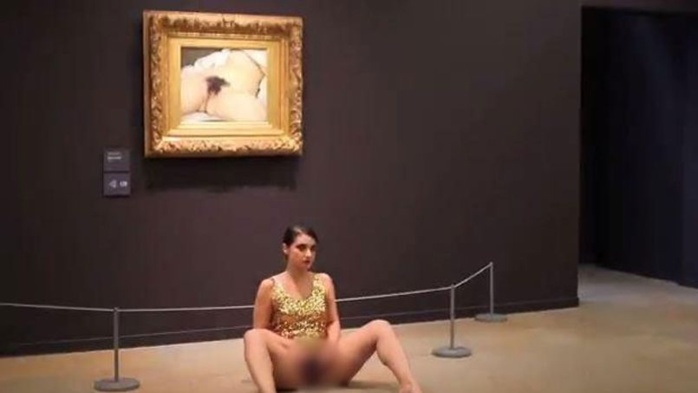 Une artiste pose nue devant L'Origine du Monde