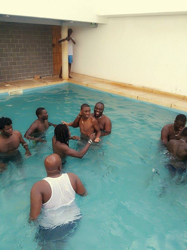 Photos: Waly Seck et ses amis s’amusent dans une piscine