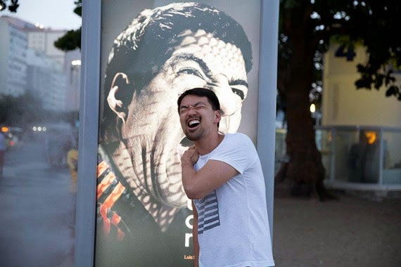 Mario Balotelli et des fans se moquent de Luis Suarez: photos