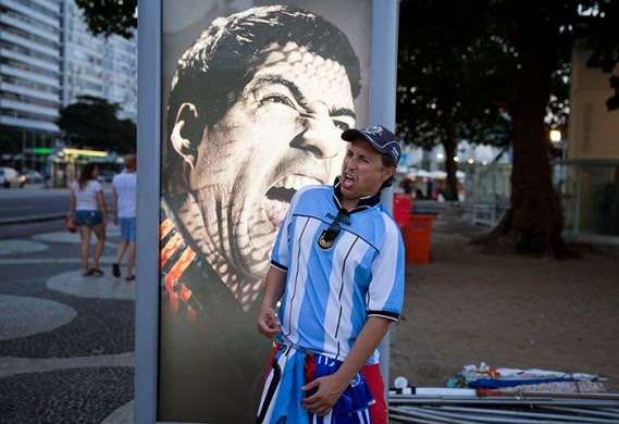 Mario Balotelli et des fans se moquent de Luis Suarez: photos