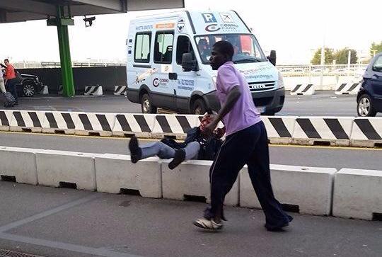 (10) Photos: immigré sans papiers massacre deux policiers italiens. Regardez