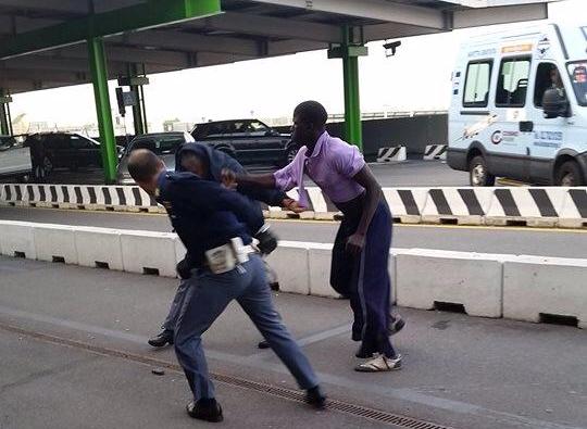 (10) Photos: immigré sans papiers massacre deux policiers italiens. Regardez