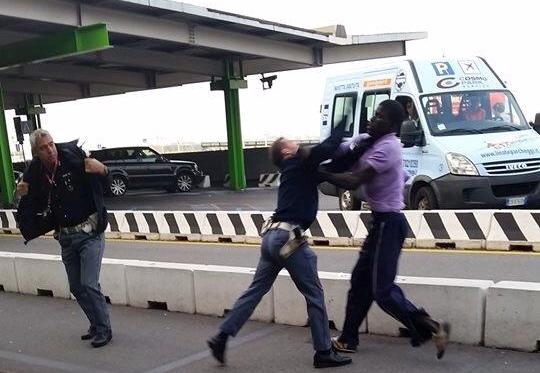 (10) Photos: immigré sans papiers massacre deux policiers italiens. Regardez