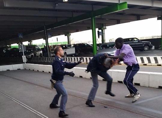 (10) Photos: immigré sans papiers massacre deux policiers italiens. Regardez