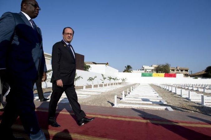 INSOLITE - Visite au cimetière de Thiaroye : Macky Sall donne un coup de tête à un caméraman