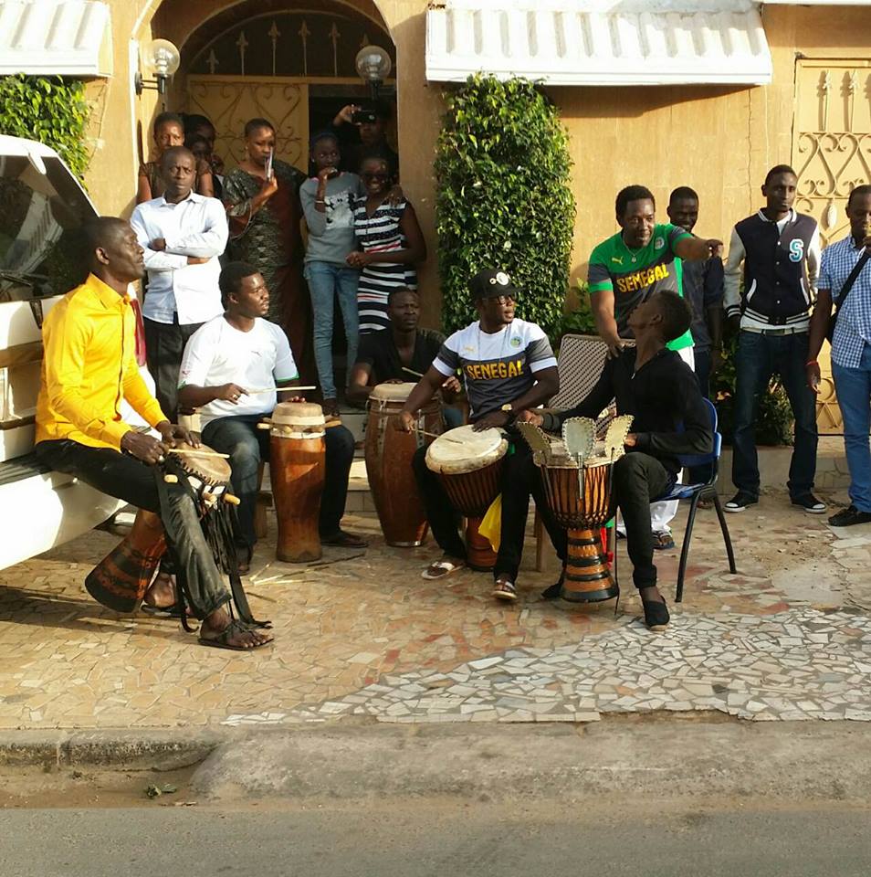 (3) Photos – Vidéo: Mbaye Dieye Faye célébrant la victoire des lions. Regardez