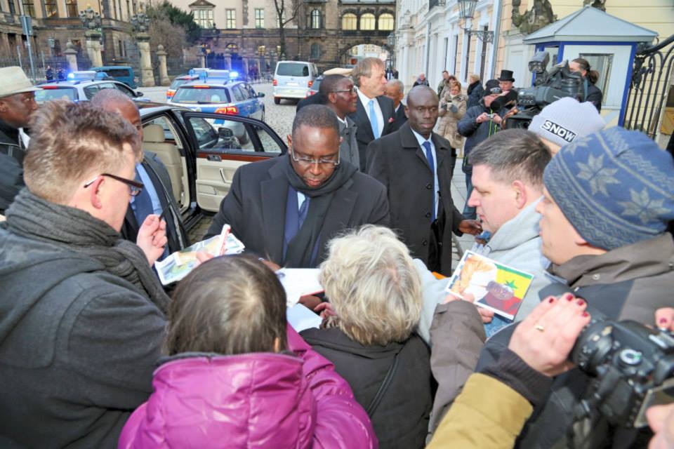 Macky Sall en mode star: Il signe des autographes