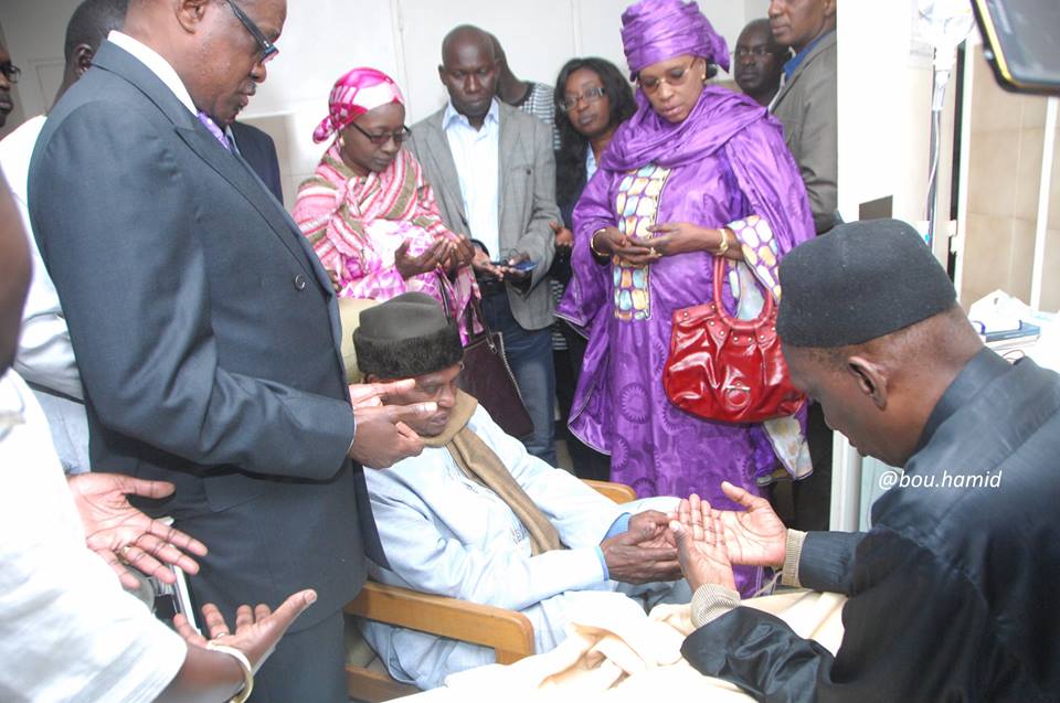 Voici les images de l'ancien président de la république Me Wade au chevet de Mamadou Diop Decroix.