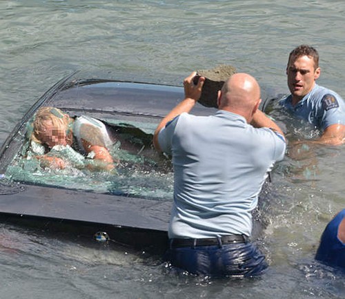 L’incroyable sauvetage d’une femme piégée dans une voiture