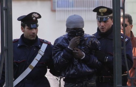 En situation irrégulière : Un jeune étudiant sénégalais menotté et expulsé de force du territoire français