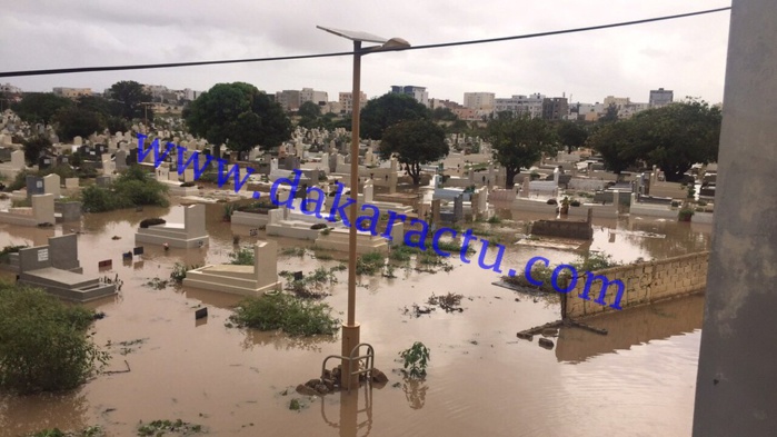 Pluies diluviennes sur Dakar : Le Cimetière Saint-Lazarre envahi par les eaux