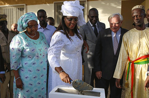 Marième Sall pose la première pierre de la maternité de Ouakam