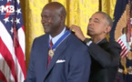 EMOTION : Obama a décoré Michael Jordan de la Médaille de la Liberté