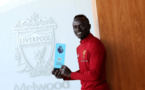 Joueur du mois d’août: Sadio Mané pose avec son trophée