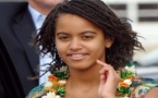 MALIA OBAMA est la serveuse de café de l’équipe d’Halle Berry… Bienvenue à Hollywood LOL!