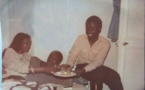 L’image insolite: On est sûrement dans les années 80. Idrissa Seck jeune homme à l’époque sert du thé à Me Ousmane Ngom visiblement en bonne compagnie.