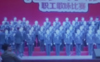 Vidéo:  L'estrade s'effondre sous le poids de la chorale de 80 personnes en Chine