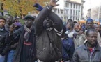 ESPAGNE : très en colère, les Sénégalais protestent contre la mort de Mor Sylla en jetant des pierres sur les forces de l'ordre espagnoles (vidéo)