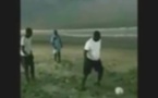 Vidéo: Le Président Macky Sall joue au foot sur la plage de Popenguine