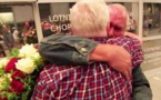 Vidéo: Des jumeaux se rencontrent pour la première fois à 69 ans